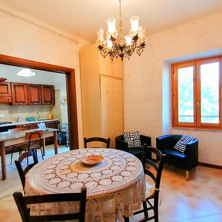 Appartamento La Casa In Piazza Toffia Esterno foto