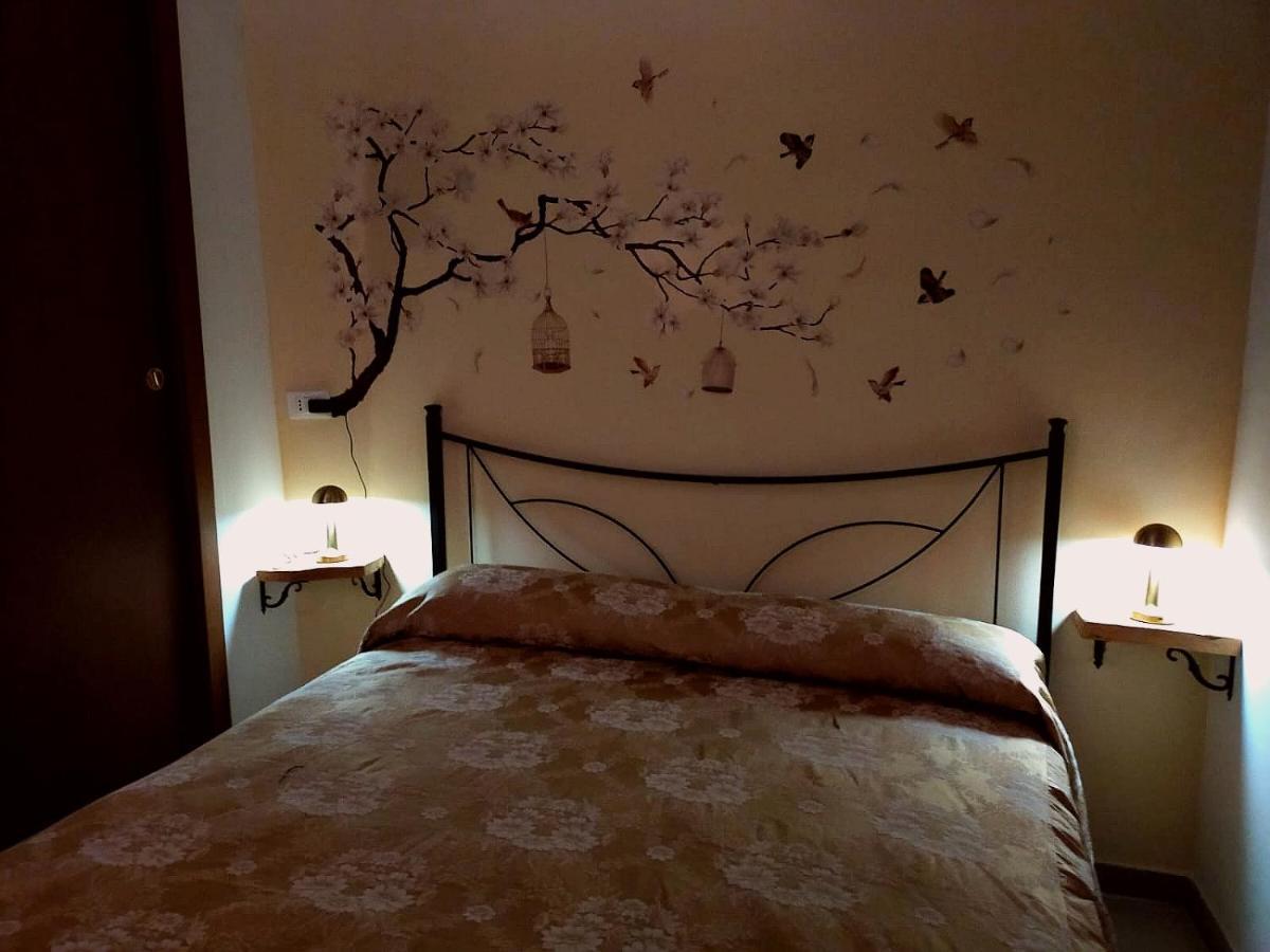 Appartamento La Casa In Piazza Toffia Esterno foto