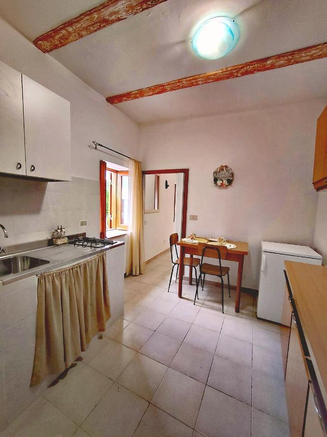 Appartamento La Casa In Piazza Toffia Esterno foto
