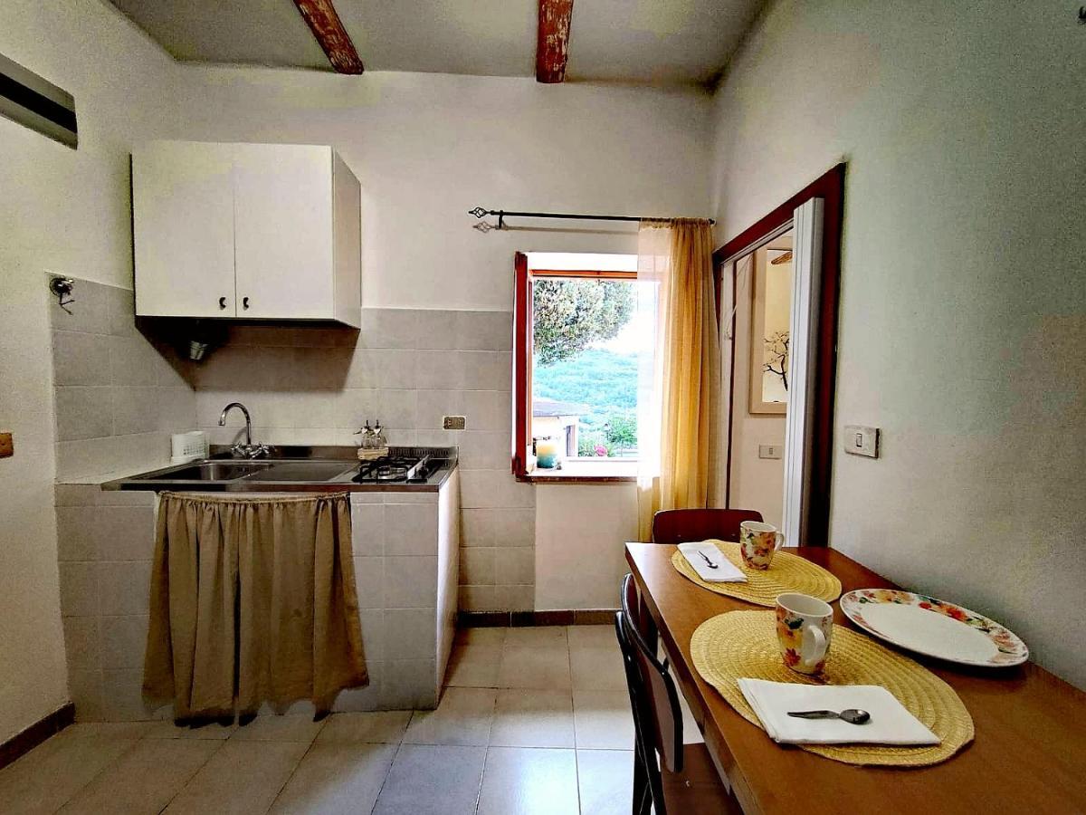 Appartamento La Casa In Piazza Toffia Esterno foto