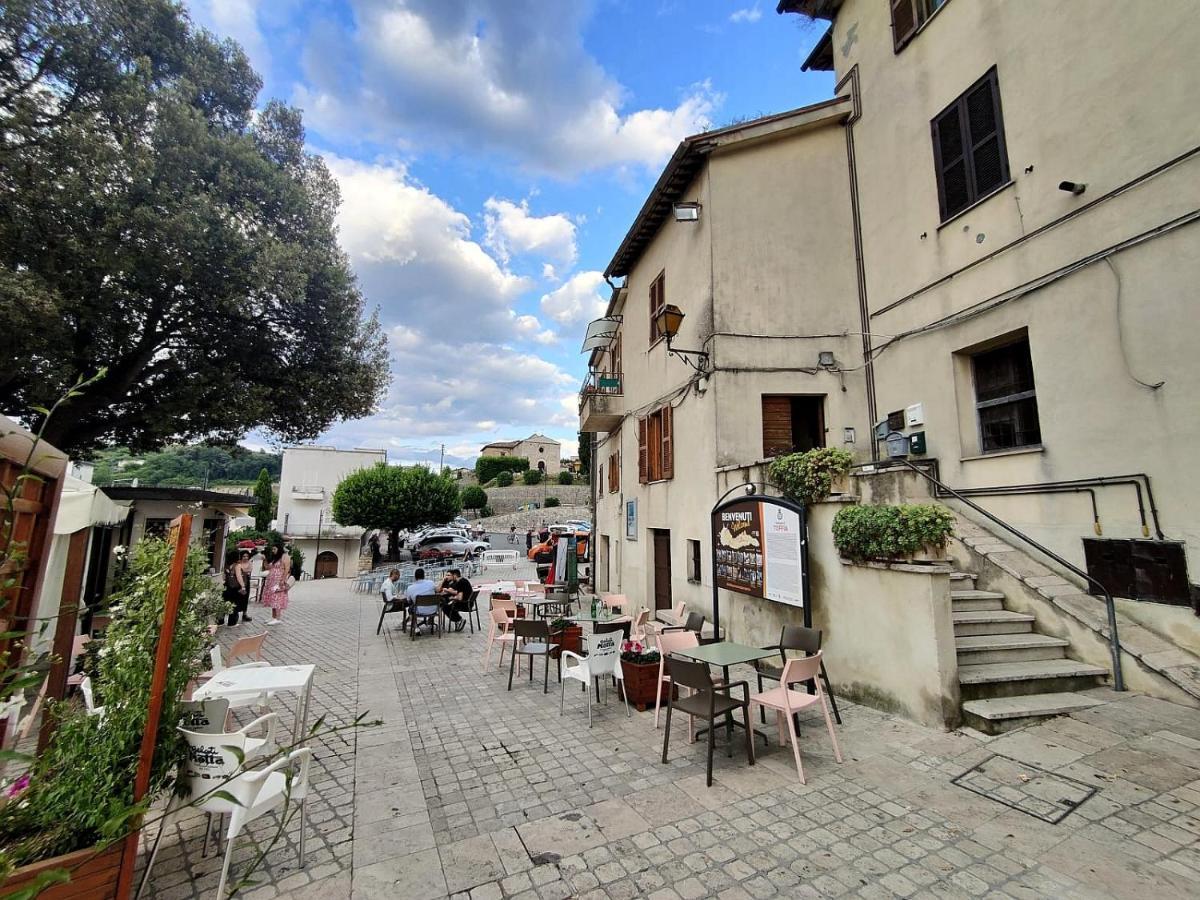 Appartamento La Casa In Piazza Toffia Esterno foto