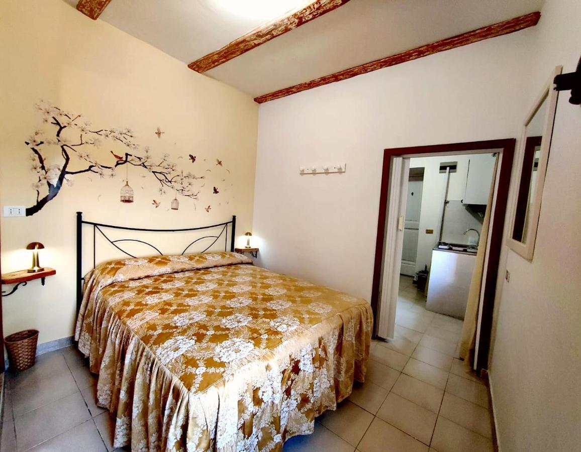 Appartamento La Casa In Piazza Toffia Esterno foto