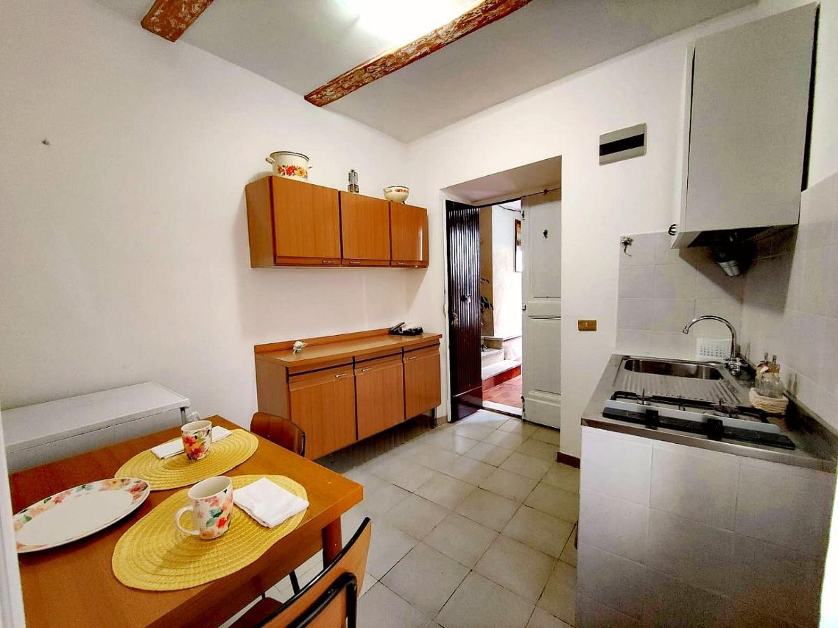 Appartamento La Casa In Piazza Toffia Esterno foto