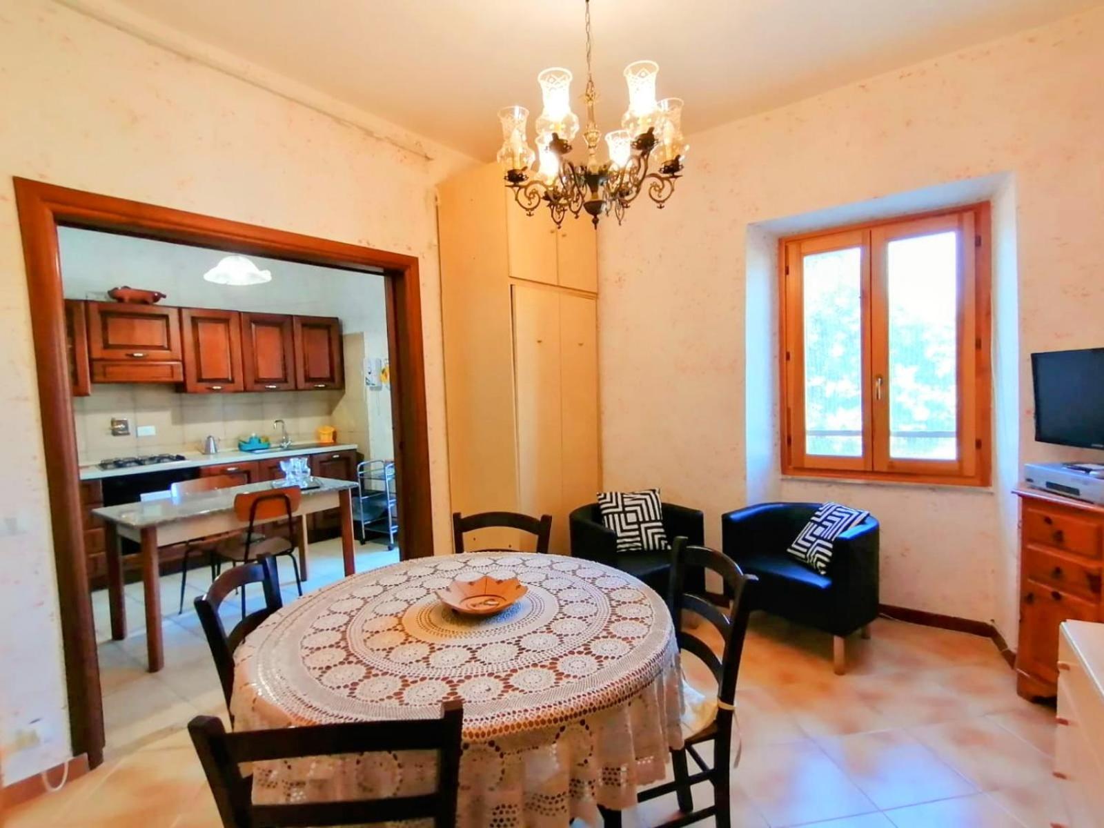 Appartamento La Casa In Piazza Toffia Esterno foto