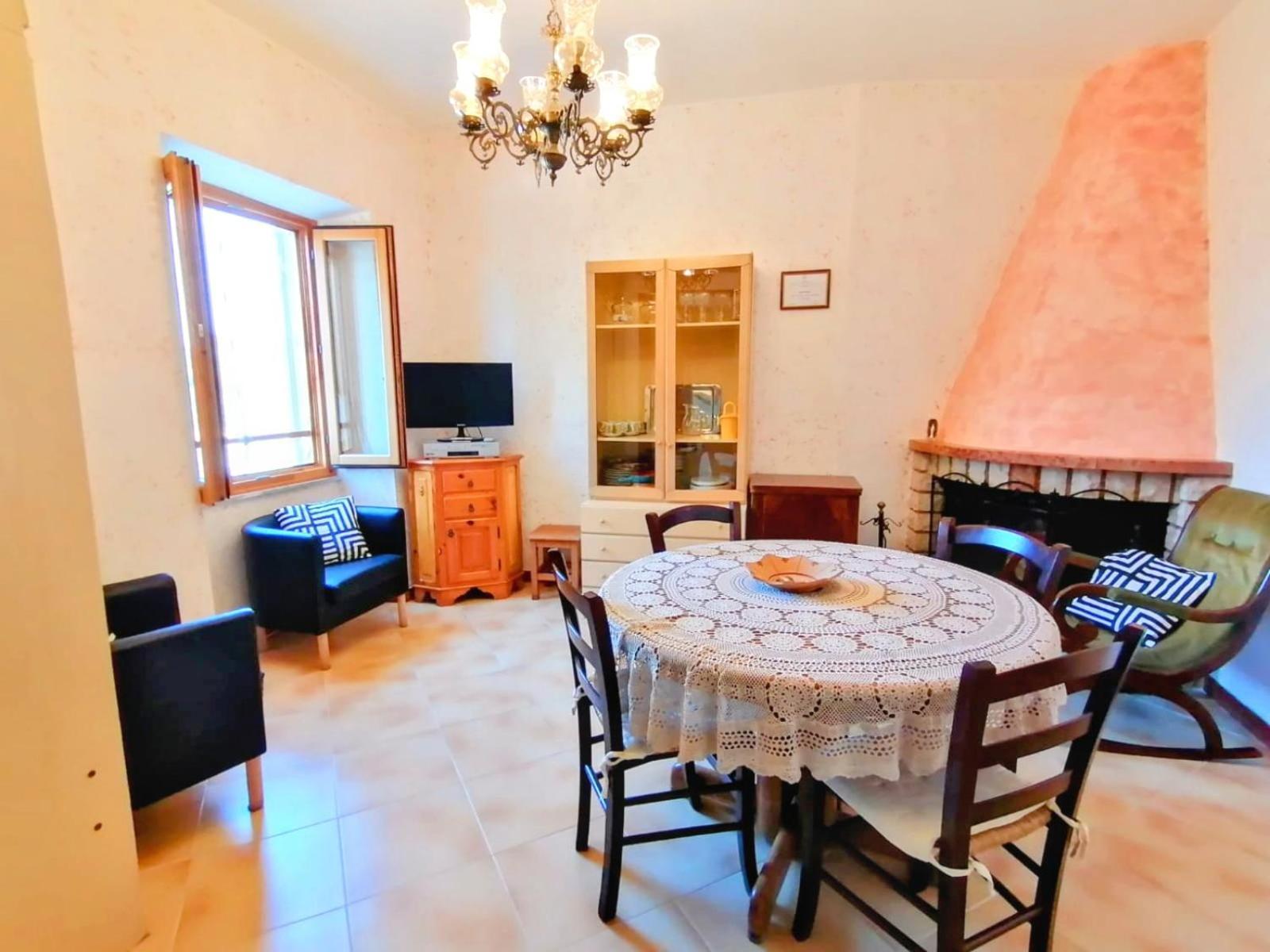 Appartamento La Casa In Piazza Toffia Esterno foto