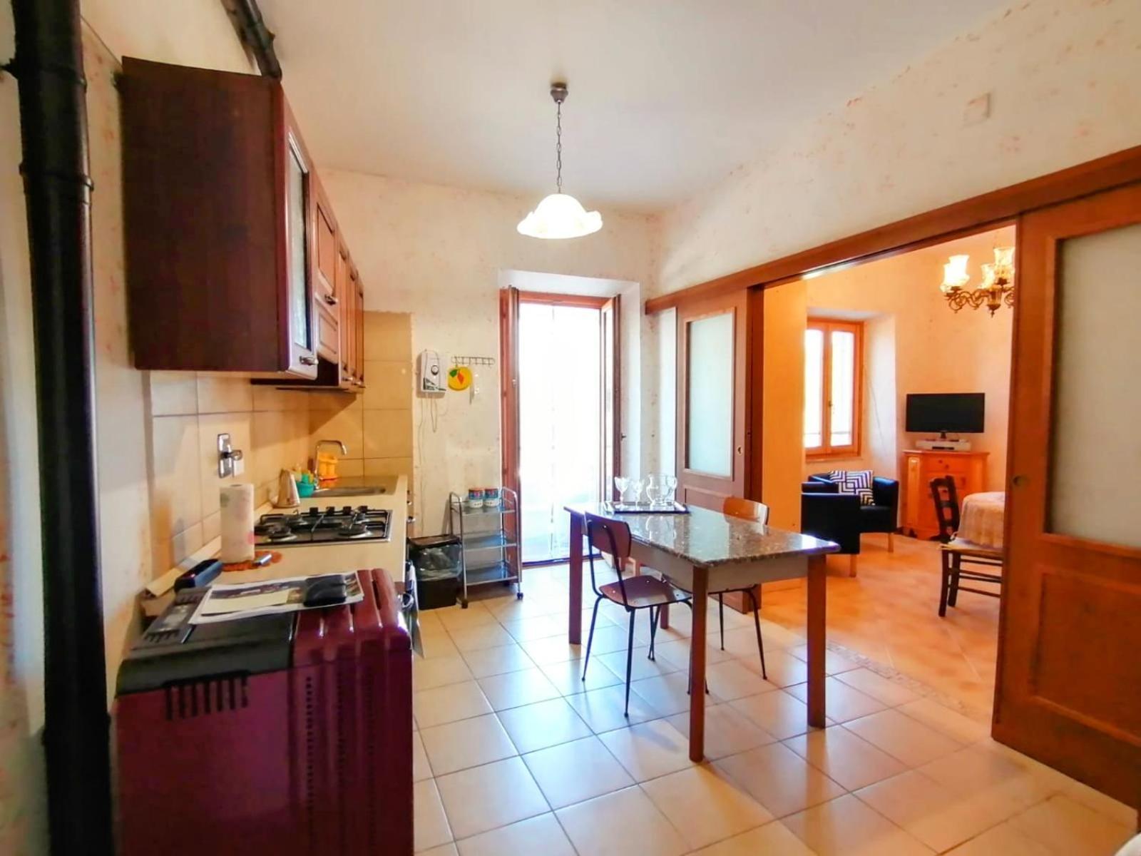 Appartamento La Casa In Piazza Toffia Esterno foto