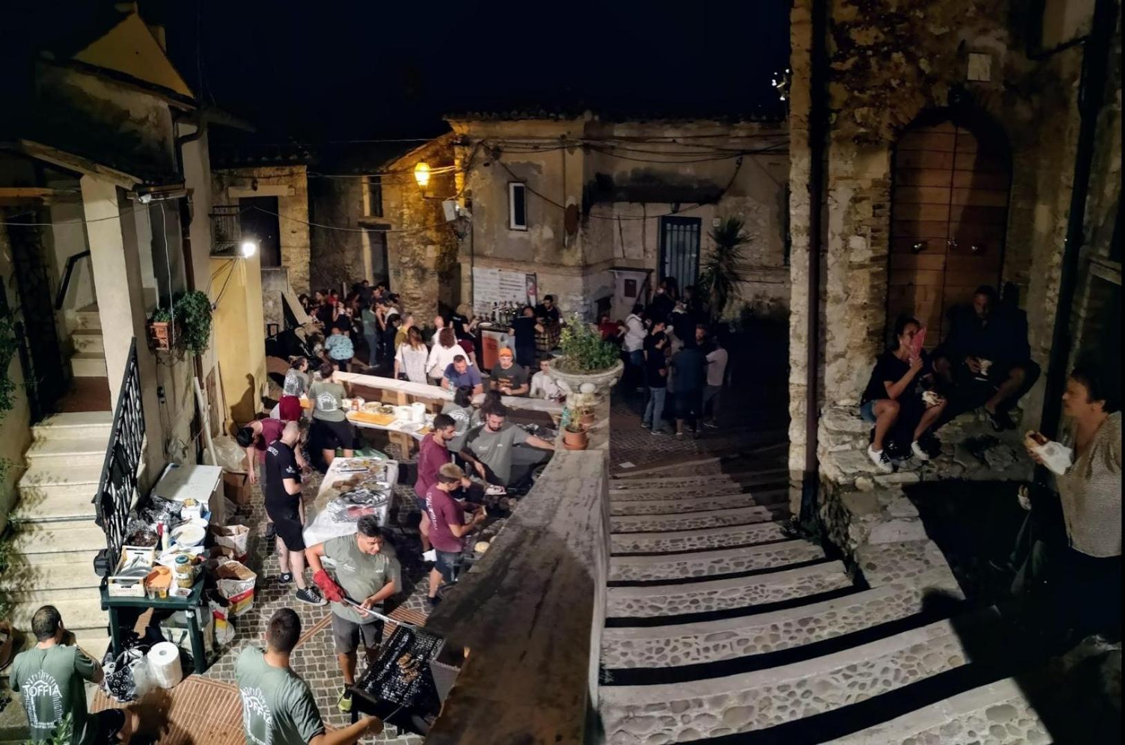 Appartamento La Casa In Piazza Toffia Esterno foto
