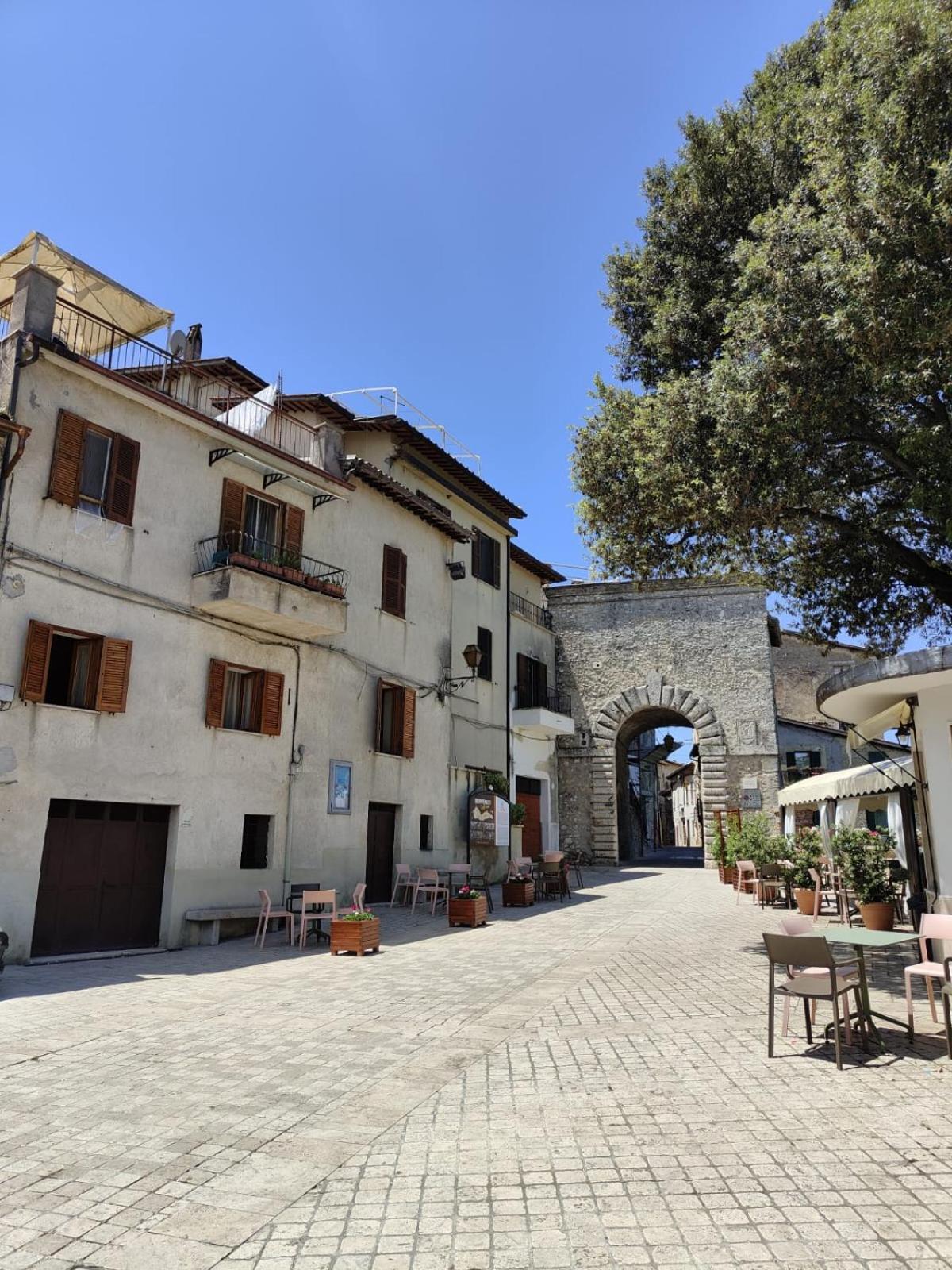 Appartamento La Casa In Piazza Toffia Esterno foto