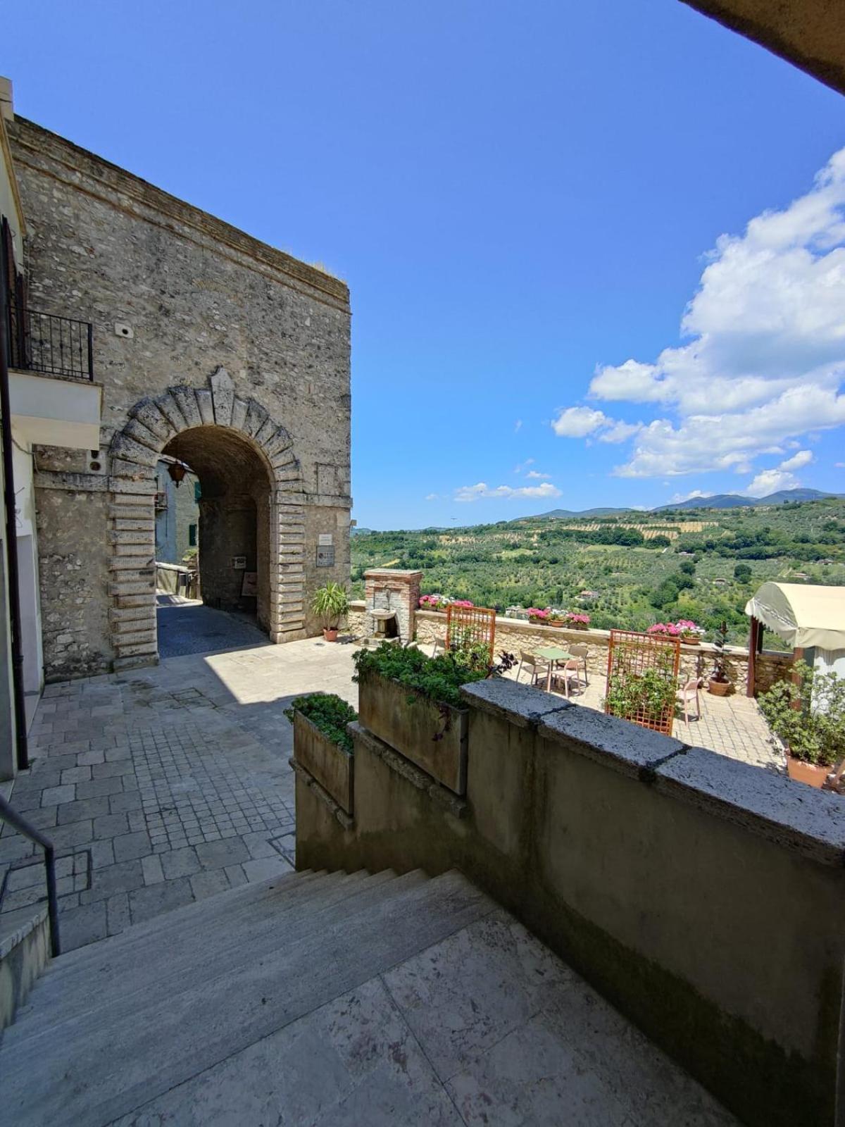 Appartamento La Casa In Piazza Toffia Esterno foto