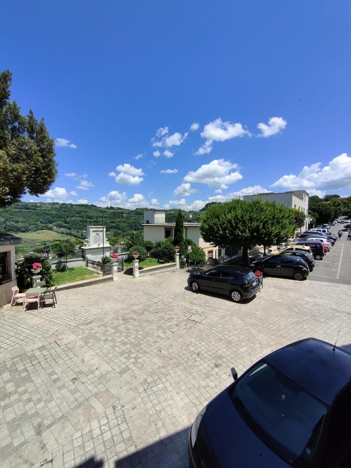 Appartamento La Casa In Piazza Toffia Esterno foto