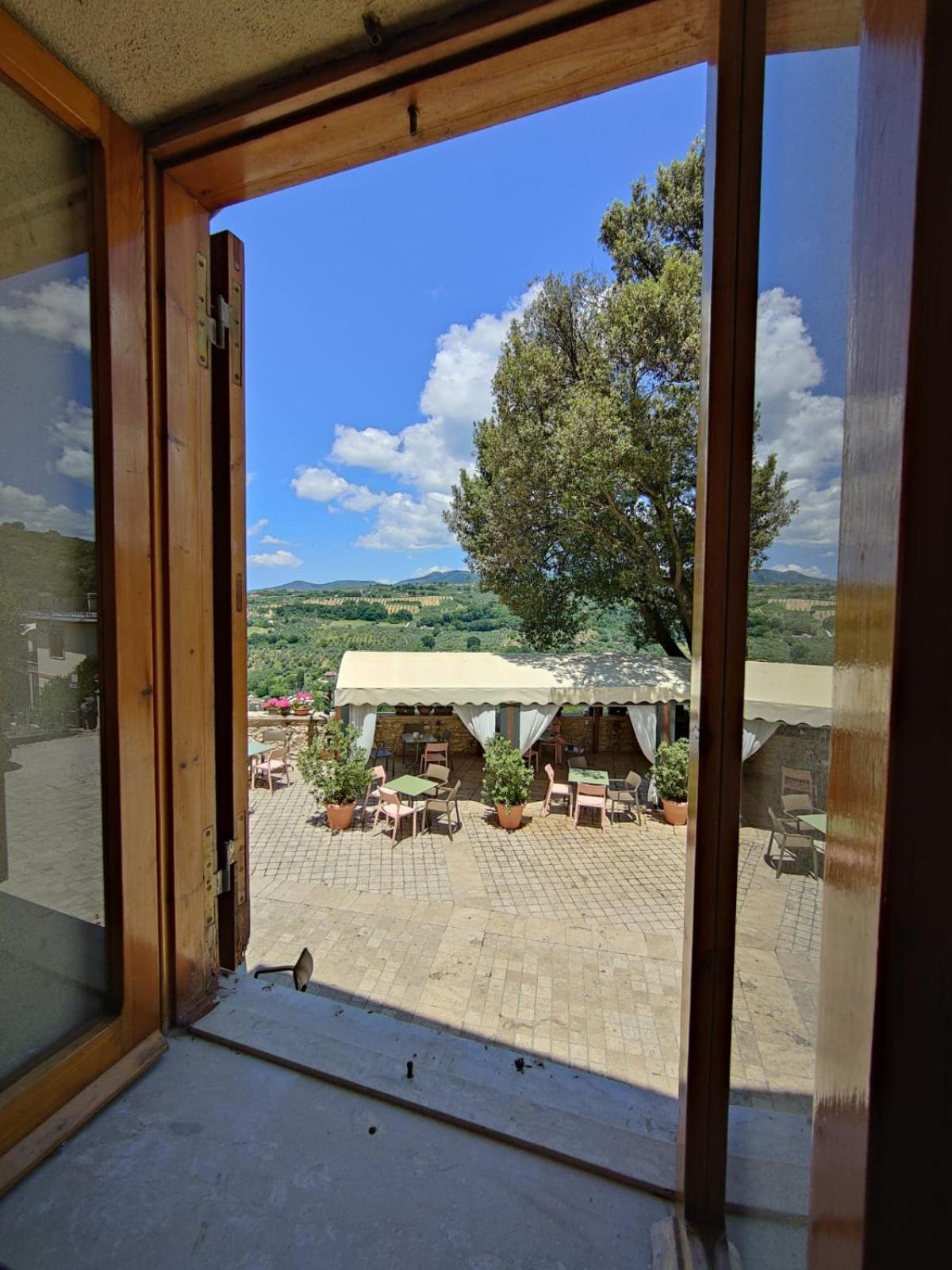 Appartamento La Casa In Piazza Toffia Esterno foto