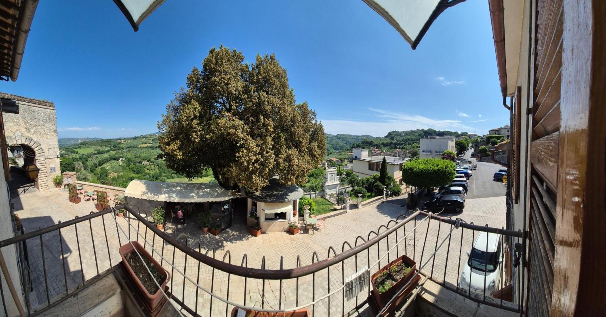 Appartamento La Casa In Piazza Toffia Esterno foto